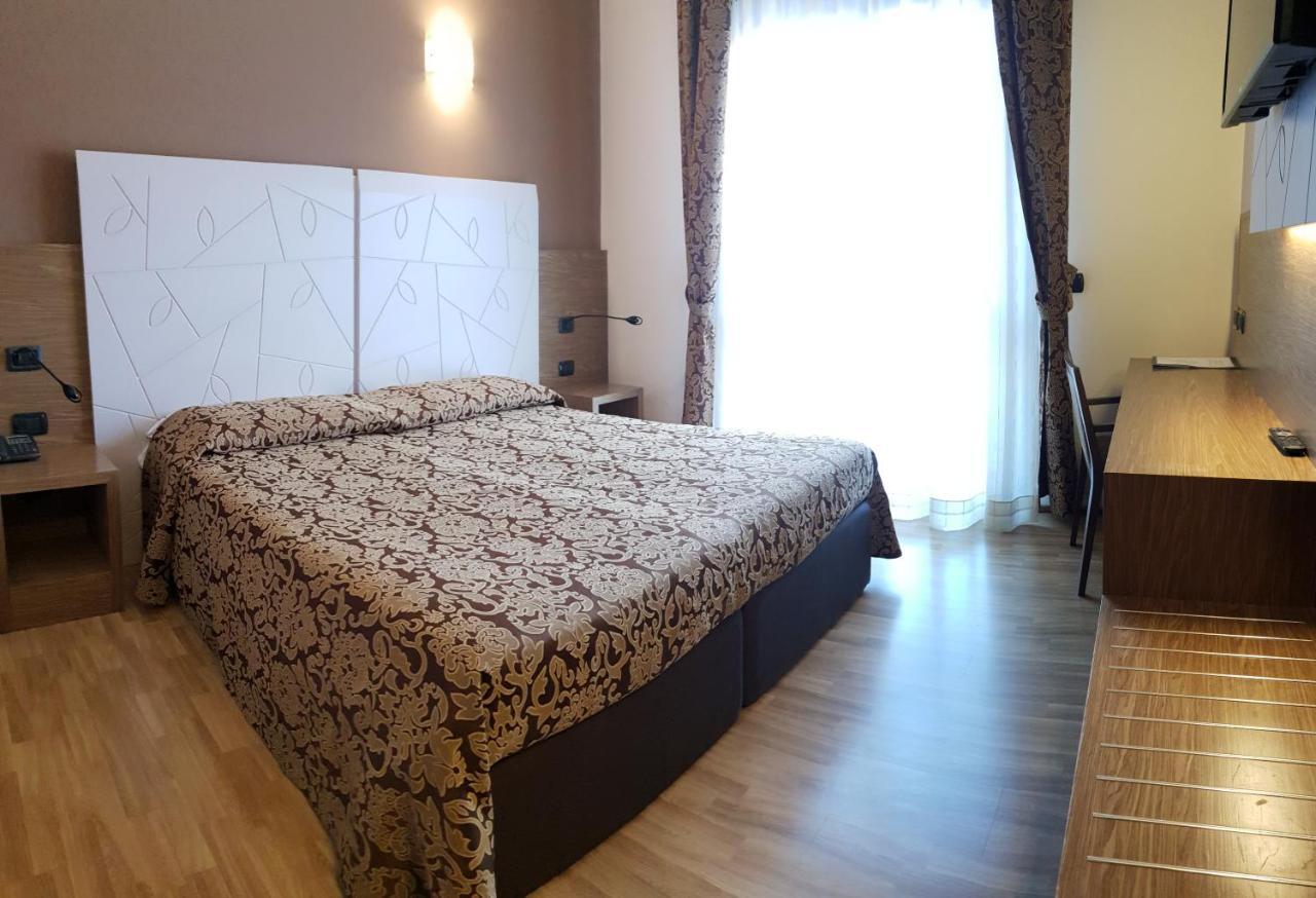 Albergo Ristorante Il Delfino Novara Eksteriør bilde