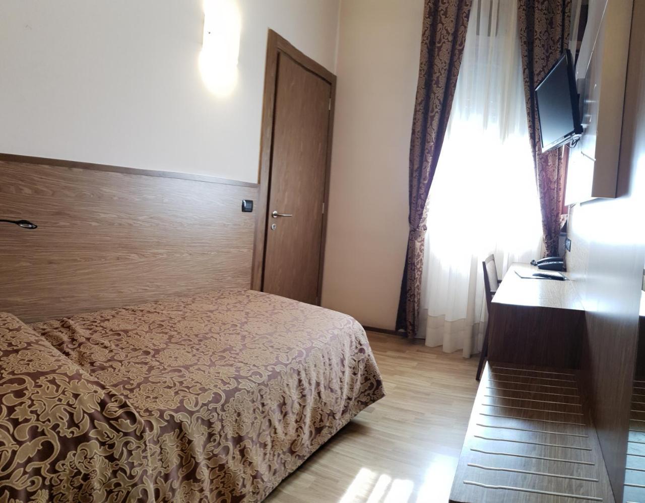 Albergo Ristorante Il Delfino Novara Eksteriør bilde