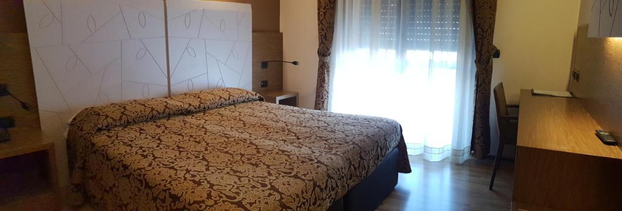 Albergo Ristorante Il Delfino Novara Eksteriør bilde